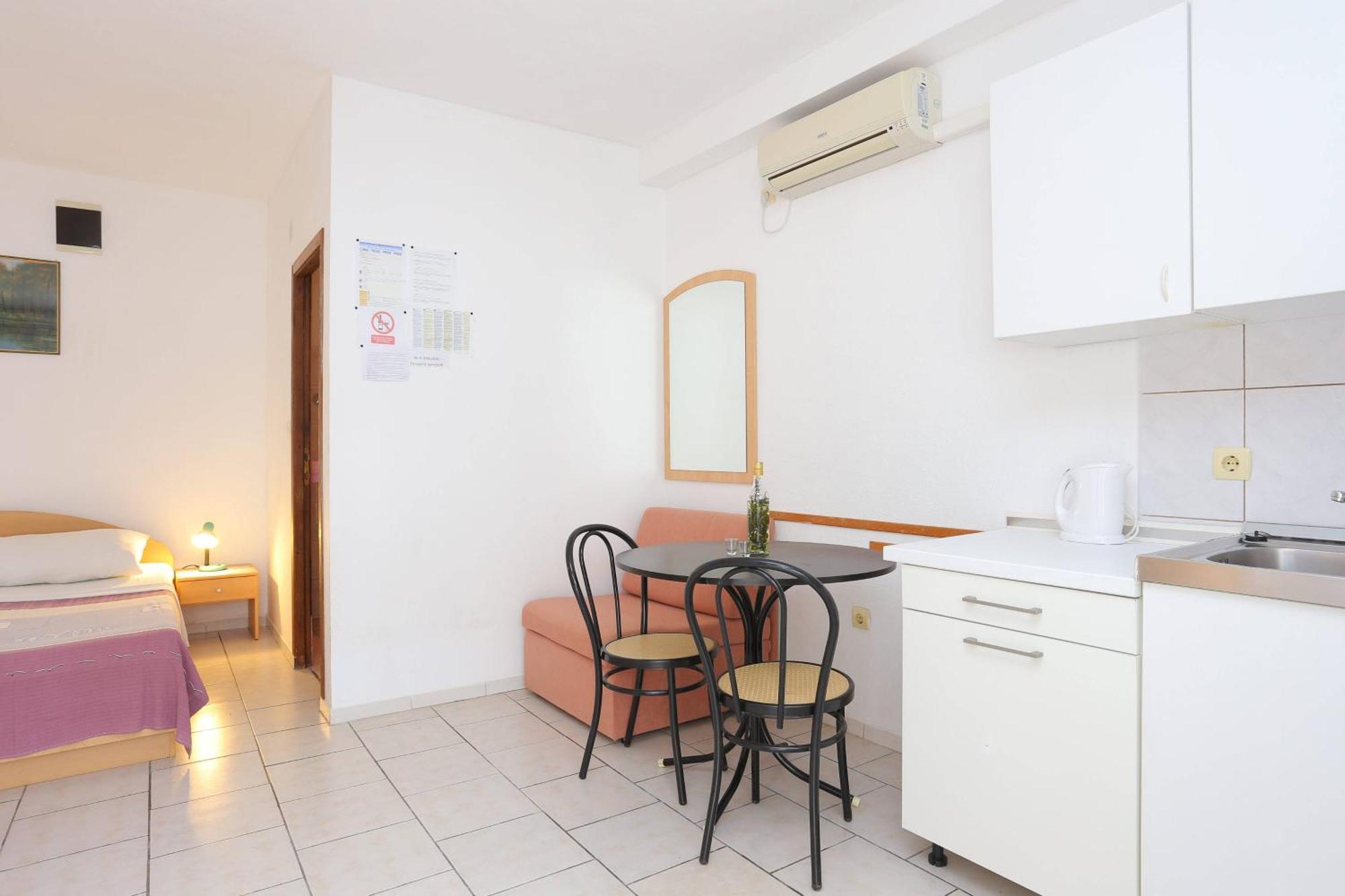 Family Friendly Apartments With A Swimming Pool Businci, Ciovo - 11232 Trogir Room photo